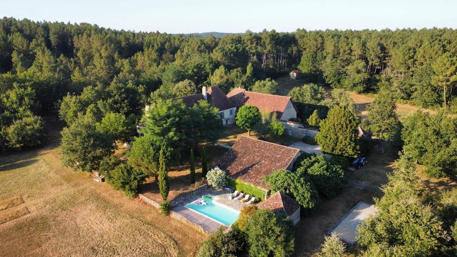 Le parc, la piscine et le court de tennis de la Chartreuse de Bontemps