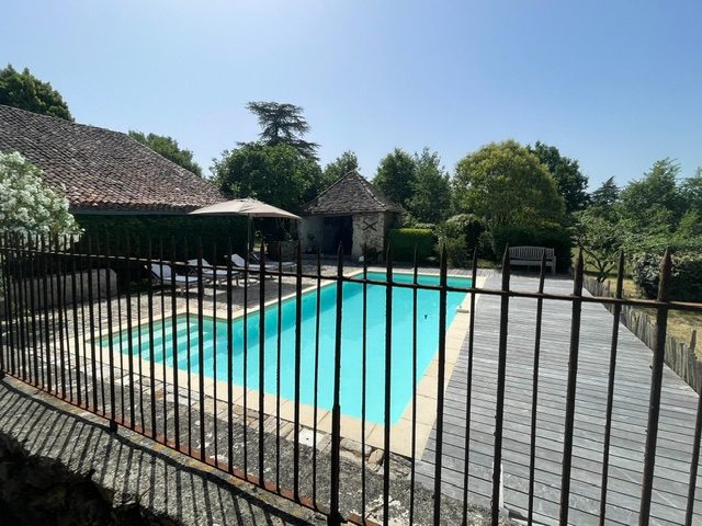 Le parc, la piscine et le court de tennis de la Chartreuse de Bontemps (10)